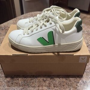 Veja Urca CWL White and Leaf Cyprus Sneakers. Wore once! 😍 Womens 6-6.5